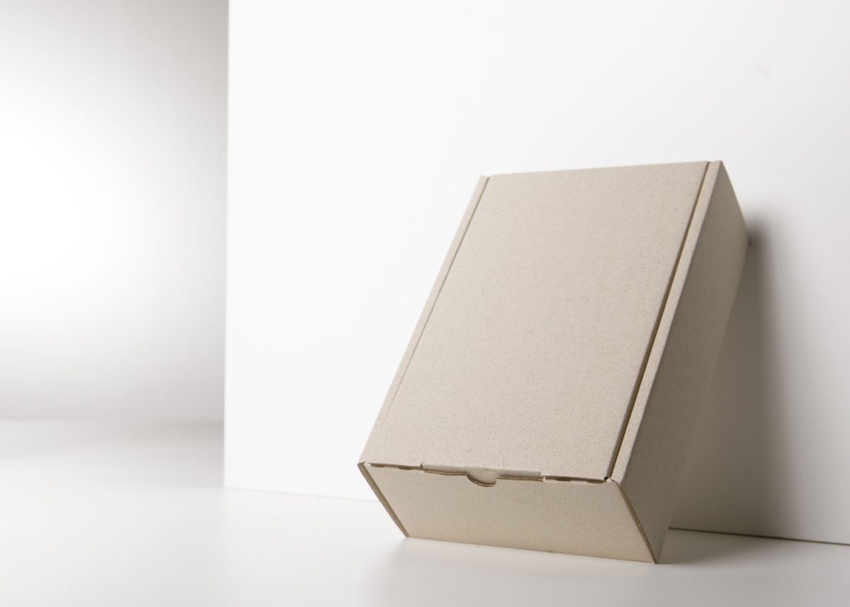 Graspapierkarton auf einem hellen Untergrund.